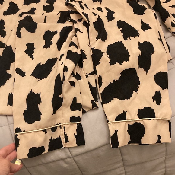 Abstract leopard print/cheetah print pajamas. - Picture 6 of 8